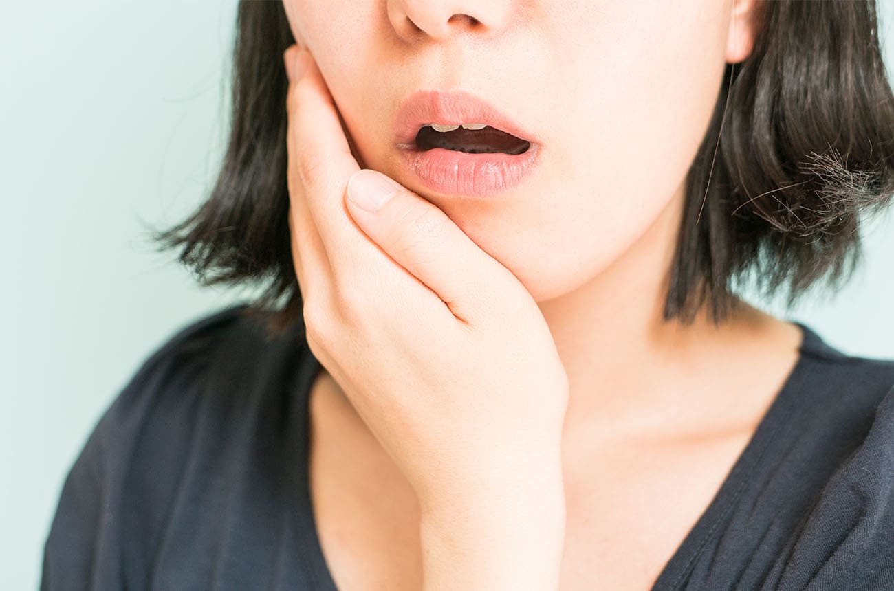 口を抑える女性